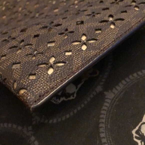 Authentic Michael Kors wristlet. NWOT - Picture 12 of 13